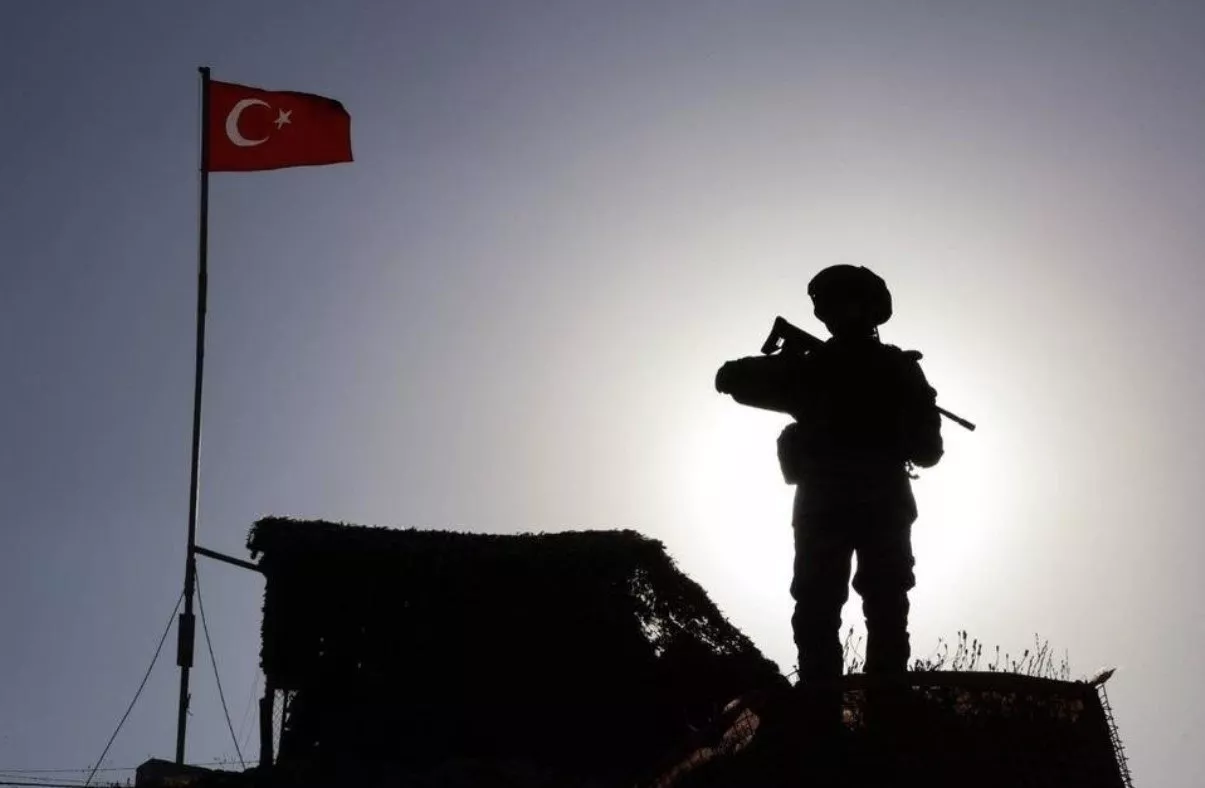 (Foto de ARCHIVO)

Un militar junto a una bandera de Turquía



REMITIDA / HANDOUT por MINISTERIO DE DEFENSA DE TURQUÍA

Fotografía remitida a medios de comunicación exclusivamente para ilustrar la noticia a la que hace referencia la imagen, y citando la procedencia de la imagen en la firma

01/9/2024