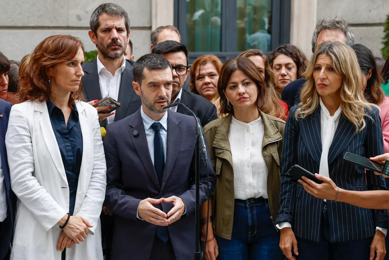 MADRID, 02/10/2026.- El ministro de Asuntos Sociales, Pablo Bustinduy (2i) atiende a la prensa tras el pleno en el que han sido rechazados los decretos de vivienda del Gobierno celebrado este viernes en el Congreso. EFE/J.J. Guillén

