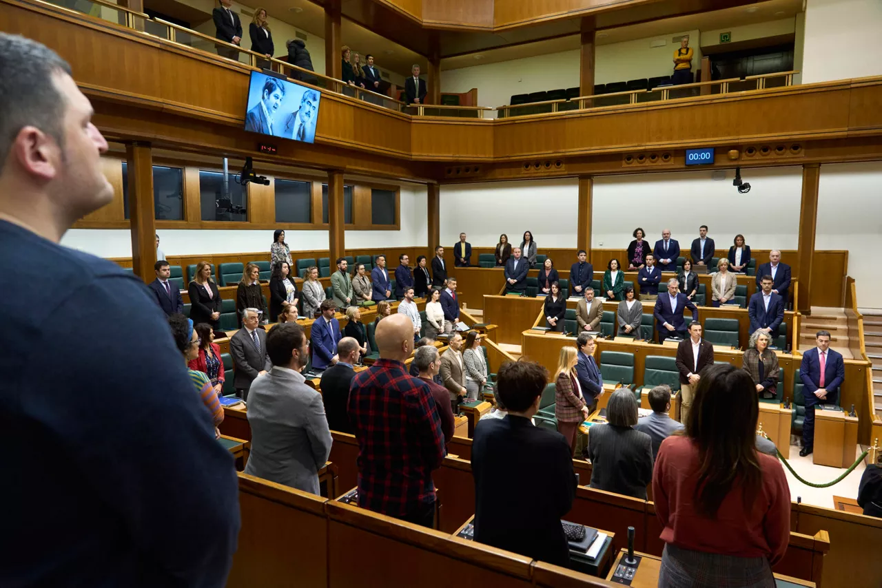 Minuto de silencio en el Parlamento Vasco por Fernando Buesa y Enrique Casas