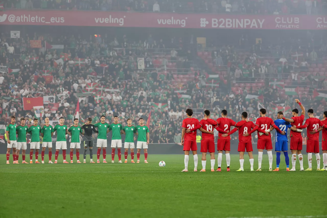Minuto de silencio celebrado antes del partido amistoso qde Euskal Selekzioa y Palestina disputan este sábado en el estadio de San Mamés, en Bilbao.
