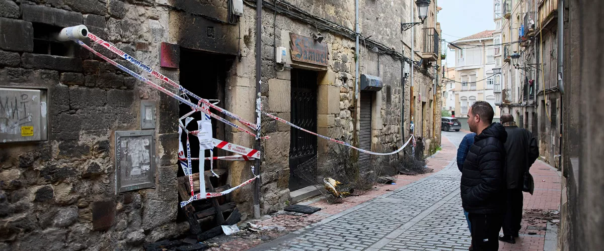 MIRANDA DE EBRO (BURGOS), 11/03/2026.- Tres personas han muerto y otras cuatro han resultado heridas, dos de ellas menores de 7 y 11 años, en el incendio que se declaró en torno a las 22:45 horas de este martes en un edificio de Miranda de Ebro (Burgos). EFE/David Pérez
