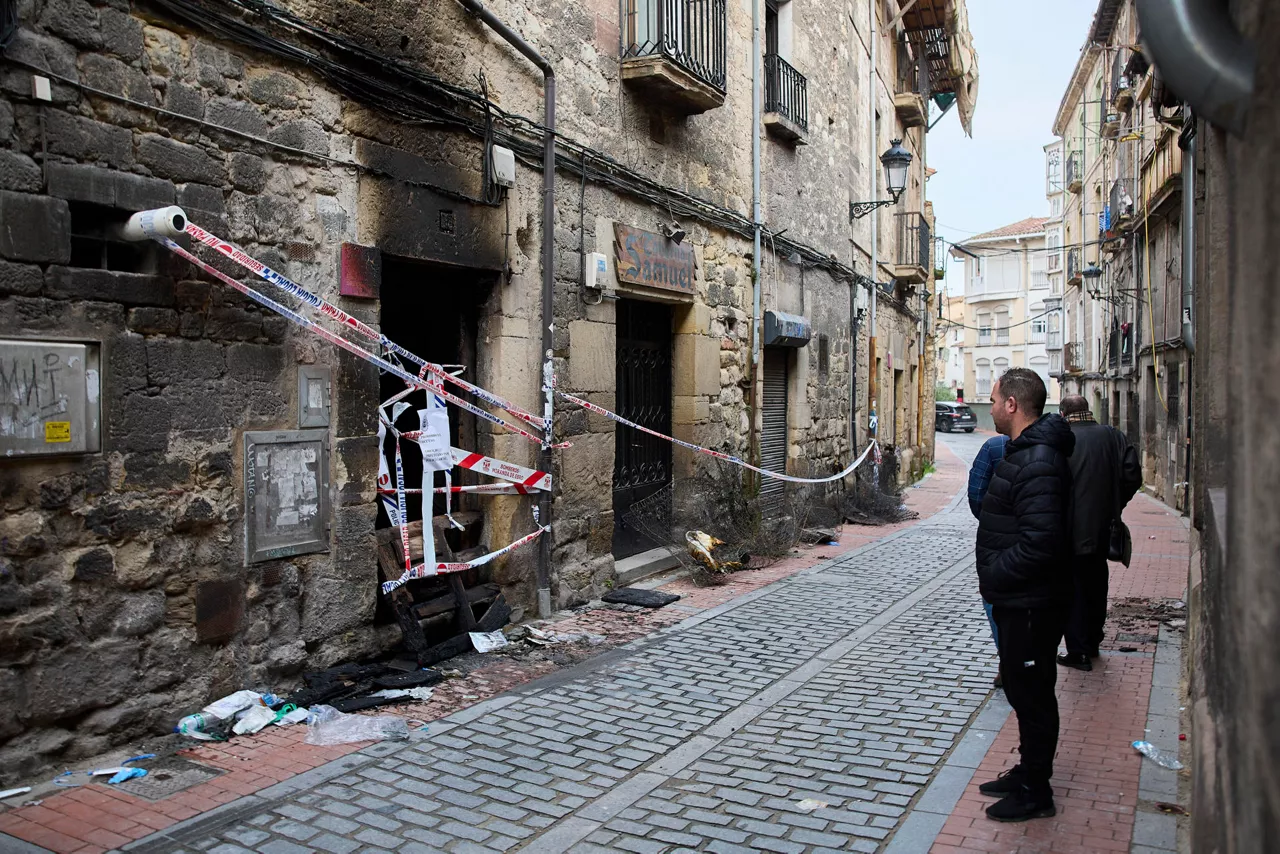 MIRANDA DE EBRO (BURGOS), 11/03/2026.- Tres personas han muerto y otras cuatro han resultado heridas, dos de ellas menores de 7 y 11 años, en el incendio que se declaró en torno a las 22:45 horas de este martes en un edificio de Miranda de Ebro (Burgos). EFE/David Pérez
