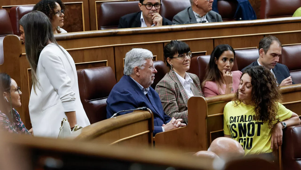 FOTODELDIA MADRID, 02/10/2026.- La diputada de Sumar Aina Vidal (d) reacciona ante la diputada de Junts Miriam Nogueras (i) durante el pleno en el que se debate y vota los decretos de vivienda del Gobierno que, previsiblemente, no serán aprobados si se confirma el voto en contra de Junts. EFE/J.J.Guillen
