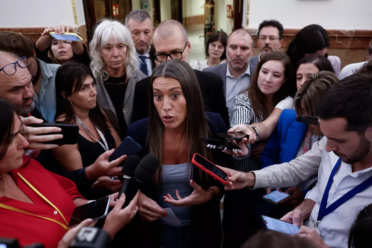 MADRID, 30/09/2026.- La portavoz de Junts en el Congreso, Míriam Nogueras atiende a la prensa en los pasillos de la Cámara Baja, este miércoles. EFE/ Sergio Perez
