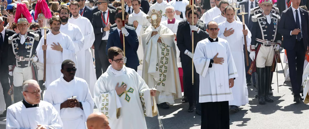 MADRID, 07/06/2026.- El papa León XIV durante la procesión del Corpus Christi tras la misa oficiada este domingo en la Plaza de Cibeles de Madrid. EFE/ Chema Moya
