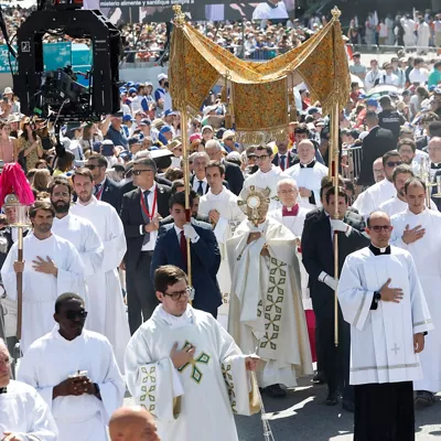 MADRID, 07/06/2026.- El papa León XIV durante la procesión del Corpus Christi tras la misa oficiada este domingo en la Plaza de Cibeles de Madrid. EFE/ Chema Moya
