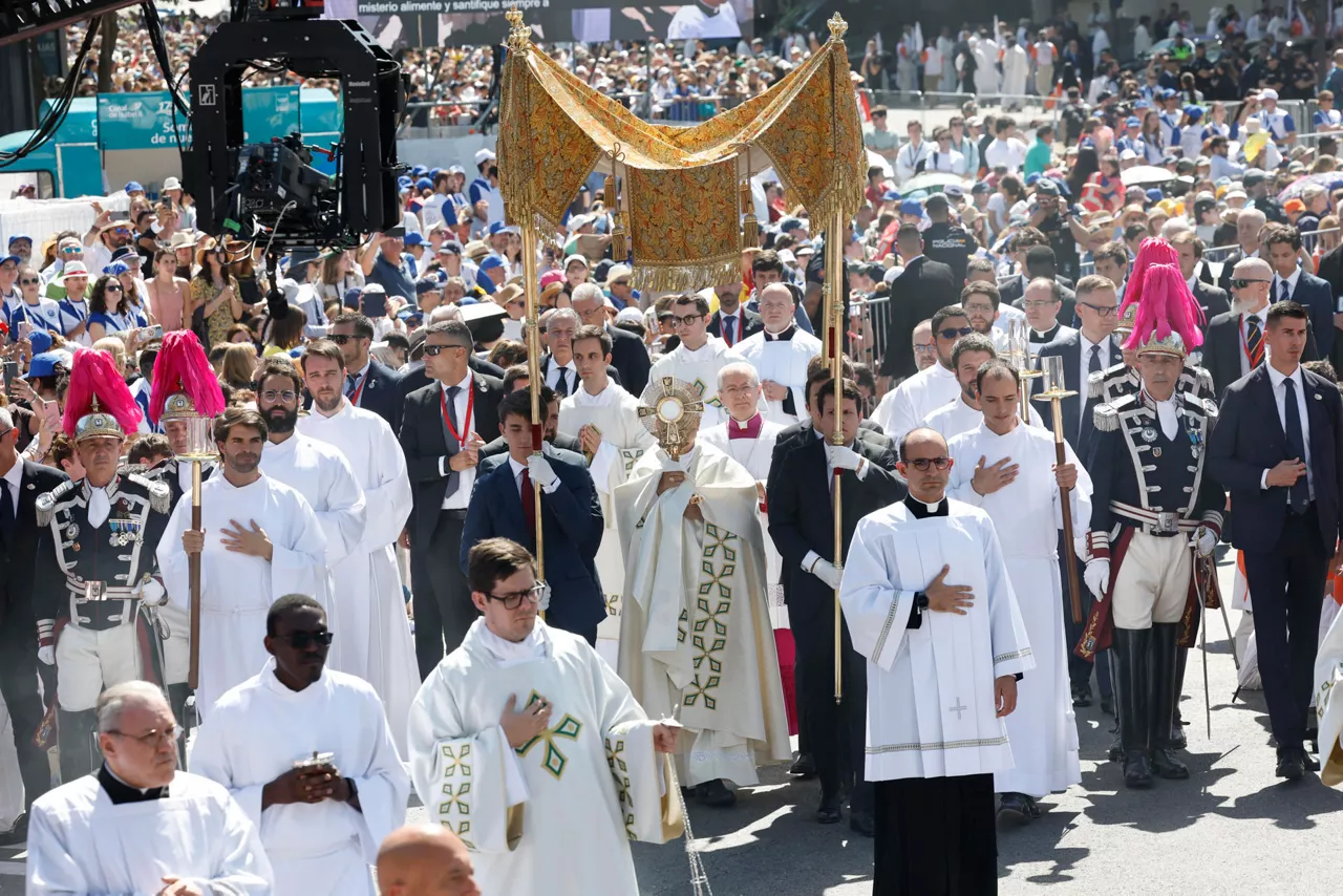 MADRID, 07/06/2026.- El papa León XIV durante la procesión del Corpus Christi tras la misa oficiada este domingo en la Plaza de Cibeles de Madrid. EFE/ Chema Moya
