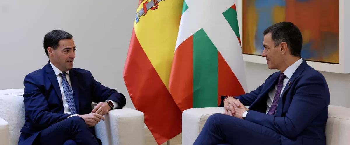 MADRID, 27/11/2024.- El presidente del Gobierno, Pedro Sánchez (d) y el lehendakari, Imanol Pradales, conversan durante su reunión en el marco de la Comisión Bilateral de Cooperación Permanente entre el Estado y Euskadi, que abordará las transferencias pendientes a Euskadi, este miércoles en el Palacio de la Moncloa. EFE/ Kiko Huesca

