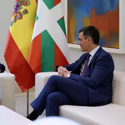 MADRID, 27/11/2024.- El presidente del Gobierno, Pedro Sánchez (d) y el lehendakari, Imanol Pradales, conversan durante su reunión en el marco de la Comisión Bilateral de Cooperación Permanente entre el Estado y Euskadi, que abordará las transferencias pendientes a Euskadi, este miércoles en el Palacio de la Moncloa. EFE/ Kiko Huesca
