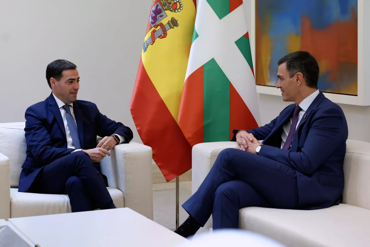 MADRID, 27/11/2024.- El presidente del Gobierno, Pedro Sánchez (d) y el lehendakari, Imanol Pradales, conversan durante su reunión en el marco de la Comisión Bilateral de Cooperación Permanente entre el Estado y Euskadi, que abordará las transferencias pendientes a Euskadi, este miércoles en el Palacio de la Moncloa. EFE/ Kiko Huesca

