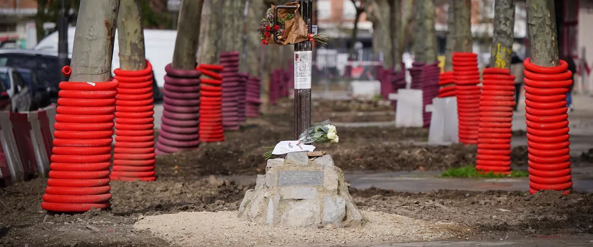 La placa que declara la iglesia de San Francisco de Asís Lugar de Memoria Democrática, a 2 de marzo de 2026, en Vitoria, País Vasco (España). El reconocimiento al templo, escenario de los sucesos del 3 de marzo de 1976, se le concede “por su profunda trascendencia en el imaginario de las capas trabajadoras, por su expresión de resistencia a la opresión de la dictadura” y por ser “referente” de aquellos “horribles sucesos y asesinatos”, según versa la resolución.



Iñaki Berasaluce / Europa Press

02/3/2026
