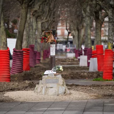 La placa que declara la iglesia de San Francisco de Asís Lugar de Memoria Democrática, a 2 de marzo de 2026, en Vitoria, País Vasco (España). El reconocimiento al templo, escenario de los sucesos del 3 de marzo de 1976, se le concede “por su profunda trascendencia en el imaginario de las capas trabajadoras, por su expresión de resistencia a la opresión de la dictadura” y por ser “referente” de aquellos “horribles sucesos y asesinatos”, según versa la resolución.



Iñaki Berasaluce / Europa Press

02/3/2026