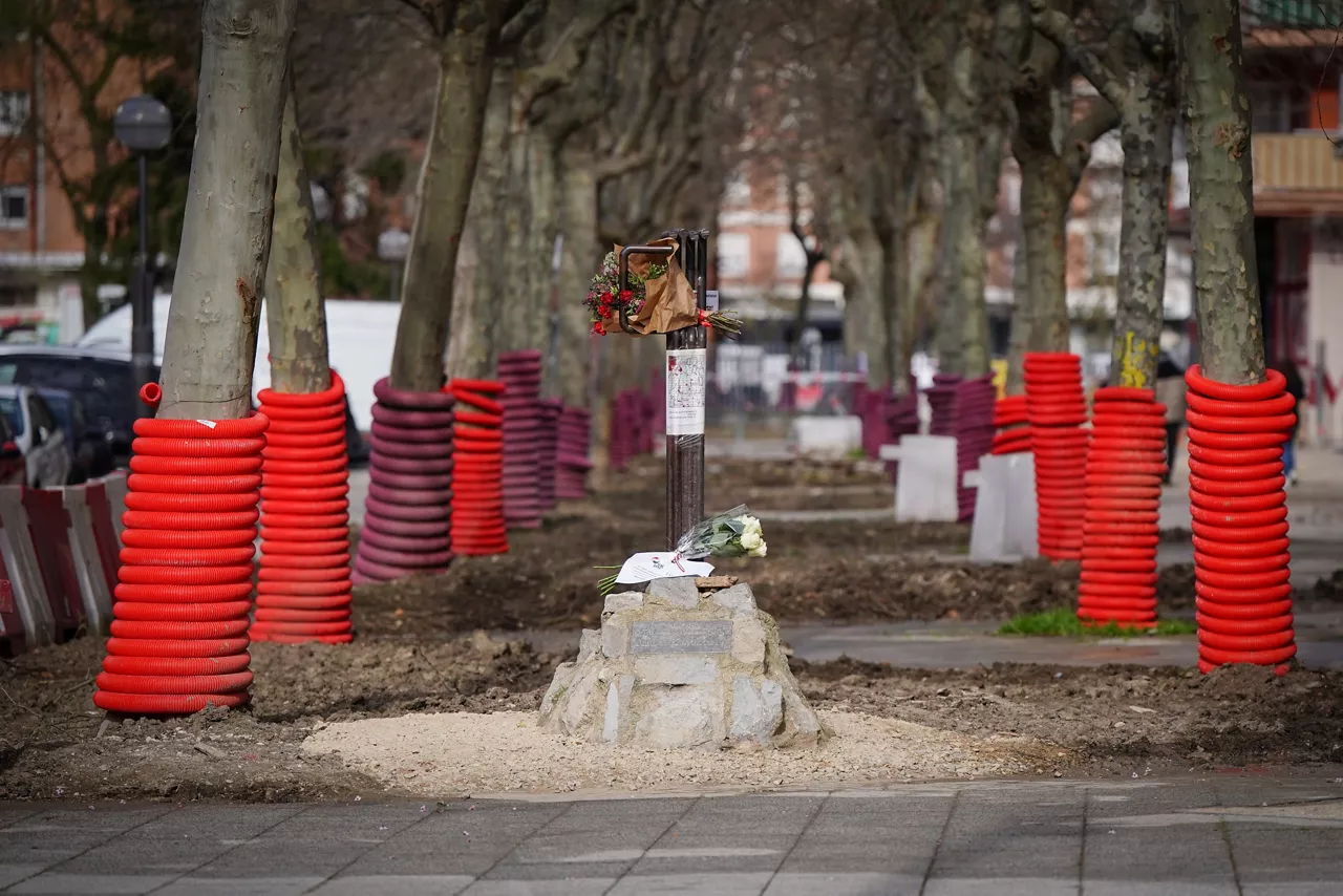 La placa que declara la iglesia de San Francisco de Asís Lugar de Memoria Democrática, a 2 de marzo de 2026, en Vitoria, País Vasco (España). El reconocimiento al templo, escenario de los sucesos del 3 de marzo de 1976, se le concede “por su profunda trascendencia en el imaginario de las capas trabajadoras, por su expresión de resistencia a la opresión de la dictadura” y por ser “referente” de aquellos “horribles sucesos y asesinatos”, según versa la resolución.



Iñaki Berasaluce / Europa Press

02/3/2026
