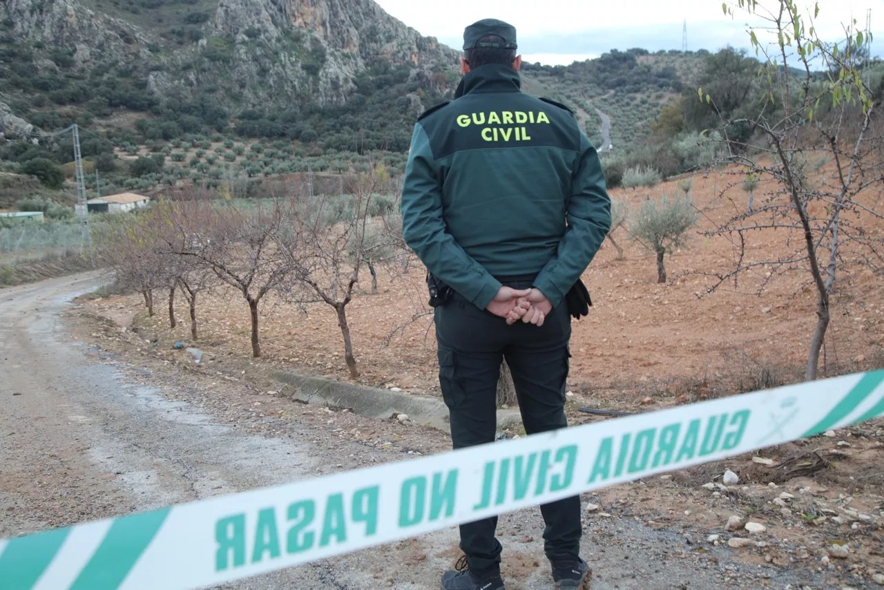 ÍLLORA (GRANADA), 28/12/2025.- Labores de búsqueda de un joven que con su moto ha sido arrastrado por el agua en el arroyo de la Cañada, en el término municipal de Íllora, cuando pretendía cruzarlo. EFE/Pepe Torres
