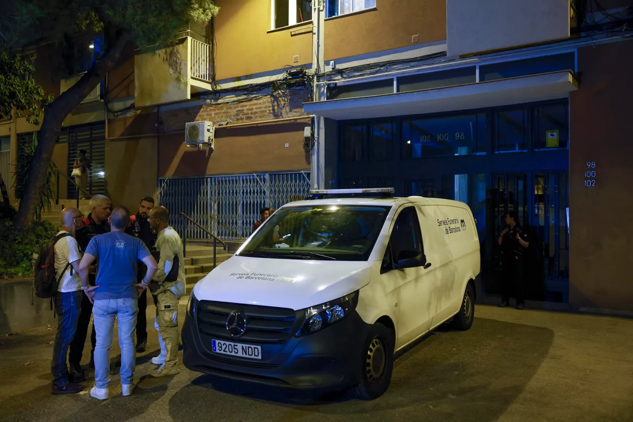 GRAFCAT5086. BARCELONA, 28/07/2026.- Una mujer de 34 años de edad ha sido asesinada a puñaladas por su pareja en un domicilio de Barcelona. El autor de la agresión se dio a la fuga tras apuñalar a la mujer en una vivienda de la calle Andrade, en el distrito de Sant Martí de Barcelona, y está siendo buscado por los Mossos d'Esquadra. EFE/Andreu Dalmau
