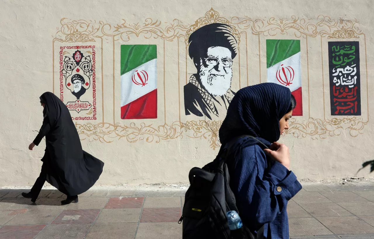 FOTODELDÍA TEHERÁN (IRÁN (República Islámica de)), 15/07/2026.- Mujeres iraníes caminan junto a un mural del difunto Líder Supremo iraní, el ayatolá Ali Jamenei, en una calle de Teherán, Irán, este miércoles. El ejército estadounidense ha restablecido oficialmente el bloqueo naval contra los puertos iraníes y ha llevado a cabo un cuarto día consecutivo de ataques contra las capacidades militares de Teherán, según el Comando Central de Estados Unidos (CENTCOM).EFE/EPA/ABEDIN TAHERKENAREH RESTRICCIONES: Prohibido el acceso a medios de comunicación israelíes/canales de televisión en persa fuera de Irán/Estrictamente prohibido el acceso a BBC Persian/VOA Persian/Manoto TV/Televisión Internacional de Irán. (Según lo dispuesto por la Dirección General de Medios de Comunicación Extranjeros de Irán)
