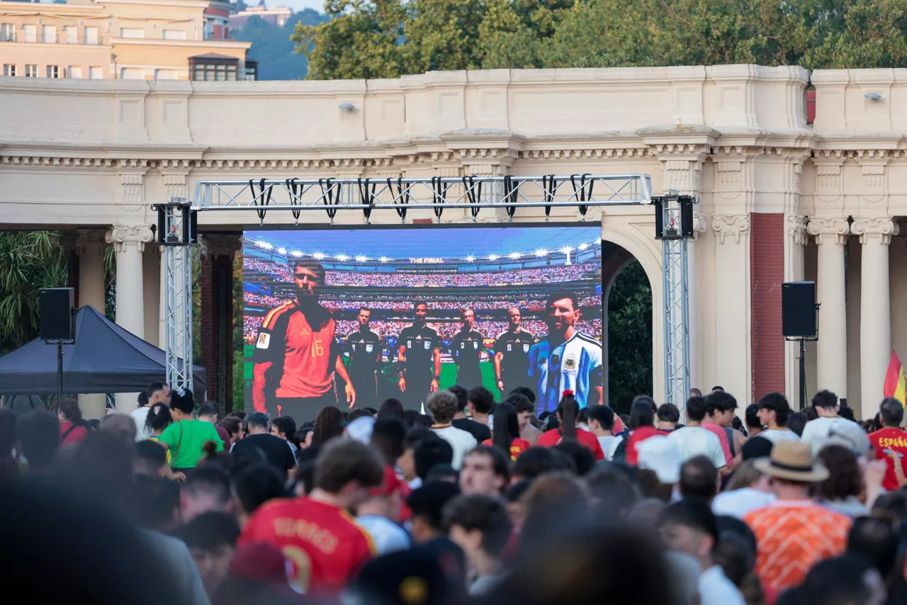BILBAO (PAÍS VASCO), 19/07/2026.- Aficionados siguen la retransmisión de la final del Mundial 2026 entre las selecciones nacionales de España y Argentina este domingo, en Bilbao. EFE/ Luis Tejido
