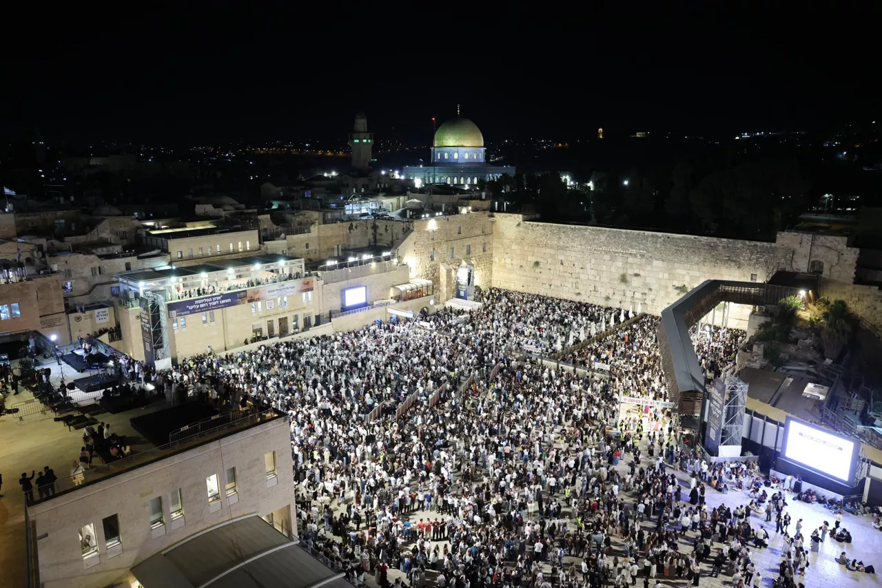 Miles de israelíes se reúnen para las oraciones de Selijot previas a Rosh Hashaná en el Muro de las Lamentaciones, en la Ciudad Vieja de Jerusalén, el 10 de septiembre de 2026. 