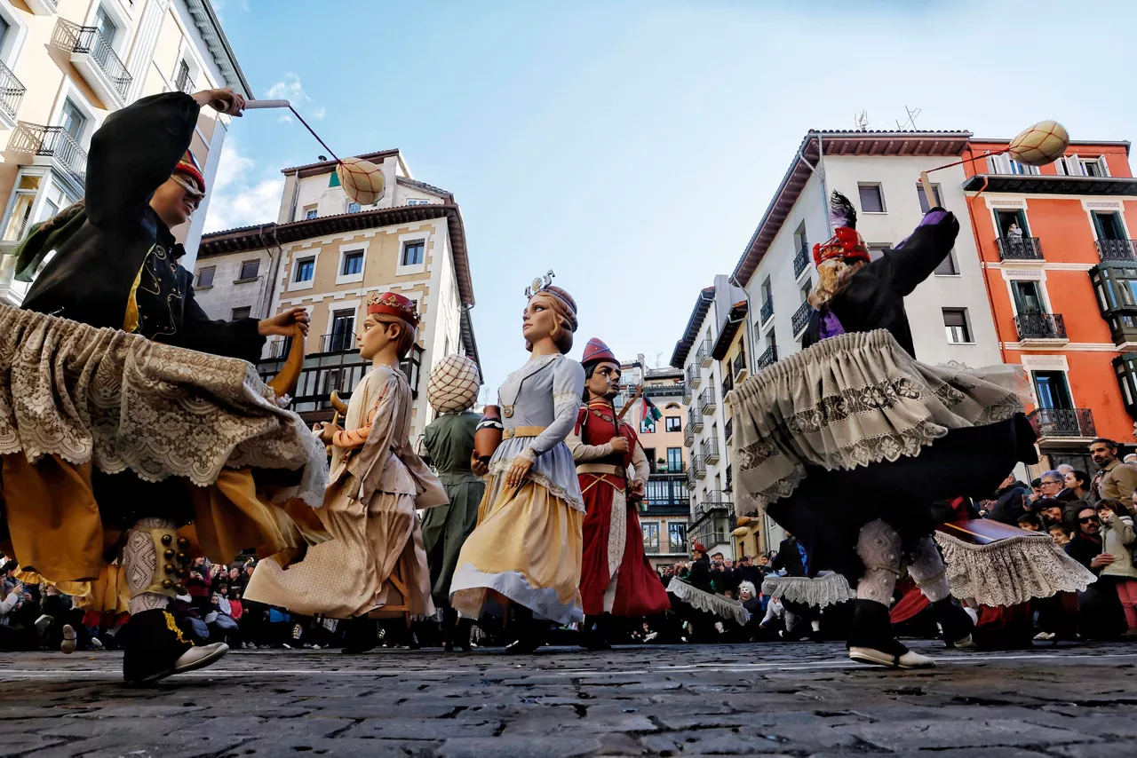 GRAFCAV9583. PAMPLONA, 07/02/2026.- La capital navarra prepara la llegada de los carnavales que desde la próxima semana serán los actos principales de los pueblos y barrios de la geografía navarra. Este sábado han recorrido las calles del casco viejo de Pamplona los Dantzantes de San Lorenzo, los Gigantes de fuego y las Animalen Dantzak que son bailadas por los zaldikos que forman parte de la comitiva calderera.EFE/ Jesus Diges
