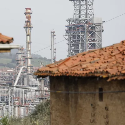 MUSKIZ (BIZKAIA), 27/02/2026.- Vista parcial de la refinería de Petronor en Muskiz (Bizkaia). Los últimos resultados de las mediciones en el municipio vizcaíno de Muskiz "constatan fluctuaciones en las concentraciones de benceno en aire", tras la incidencia registrada ayer jueves en la refinería de Petronor y por ello el Gobierno Vasco mantiene las recomendaciones de permanecer en espacios interiores cerrados, con puertas y ventanas cerradas. EFE/ Miguel Toña
