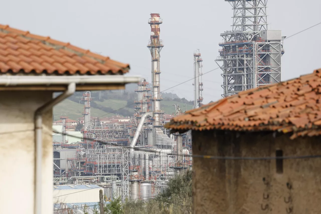 MUSKIZ (BIZKAIA), 27/02/2026.- Vista parcial de la refinería de Petronor en Muskiz (Bizkaia). Los últimos resultados de las mediciones en el municipio vizcaíno de Muskiz "constatan fluctuaciones en las concentraciones de benceno en aire", tras la incidencia registrada ayer jueves en la refinería de Petronor y por ello el Gobierno Vasco mantiene las recomendaciones de permanecer en espacios interiores cerrados, con puertas y ventanas cerradas. EFE/ Miguel Toña
