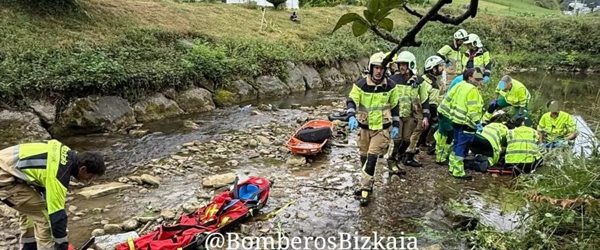 Herido un motorista en Muxika al precipitarse a un río tras chocar ...