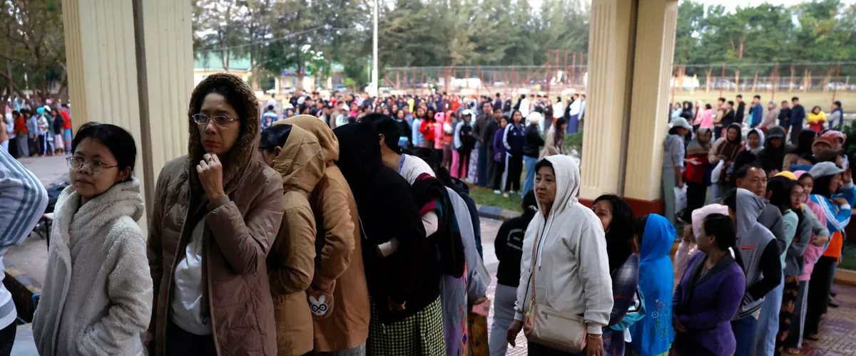 Naypyitaw (Myanmar), 28/12/2025.- Myanmar voters queue up to cast ballots during the first phase of the general election at a polling station in Naypyitaw, the capital city of Myanmar, 28 December 2025. Myanmar's military government holds its first national vote since the February 2021 coup in a multi-stage general election, with the first phase set for 28 December 2025, and the second for 11 January 2026. Over 50 political parties have registered to participate in the election, according to the Union Election Commission (UEC), while the main pro-democracy opposition, the National League for Democracy (NLD), has been dissolved since March 2023. (Elecciones, Golpe de Estado, Birmania) EFE/EPA/RUNGROJ YONGRIT
