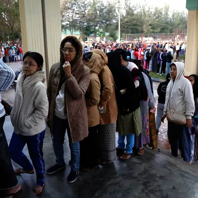 Naypyitaw (Myanmar), 28/12/2025.- Myanmar voters queue up to cast ballots during the first phase of the general election at a polling station in Naypyitaw, the capital city of Myanmar, 28 December 2025. Myanmar's military government holds its first national vote since the February 2021 coup in a multi-stage general election, with the first phase set for 28 December 2025, and the second for 11 January 2026. Over 50 political parties have registered to participate in the election, according to the Union Election Commission (UEC), while the main pro-democracy opposition, the National League for Democracy (NLD), has been dissolved since March 2023. (Elecciones, Golpe de Estado, Birmania) EFE/EPA/RUNGROJ YONGRIT
