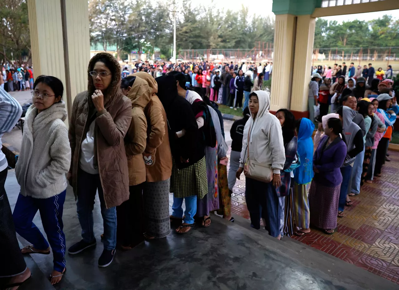 Naypyitaw (Myanmar), 28/12/2025.- Myanmar voters queue up to cast ballots during the first phase of the general election at a polling station in Naypyitaw, the capital city of Myanmar, 28 December 2025. Myanmar's military government holds its first national vote since the February 2021 coup in a multi-stage general election, with the first phase set for 28 December 2025, and the second for 11 January 2026. Over 50 political parties have registered to participate in the election, according to the Union Election Commission (UEC), while the main pro-democracy opposition, the National League for Democracy (NLD), has been dissolved since March 2023. (Elecciones, Golpe de Estado, Birmania) EFE/EPA/RUNGROJ YONGRIT
