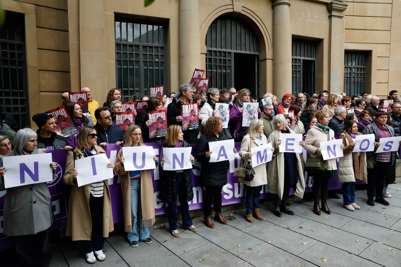 PAMPLONA, 06/03/2026.-  UGT y CCOO se concentran para conmemorar el Día Internacional de la Mujer. EFE/ Jesús Diges
