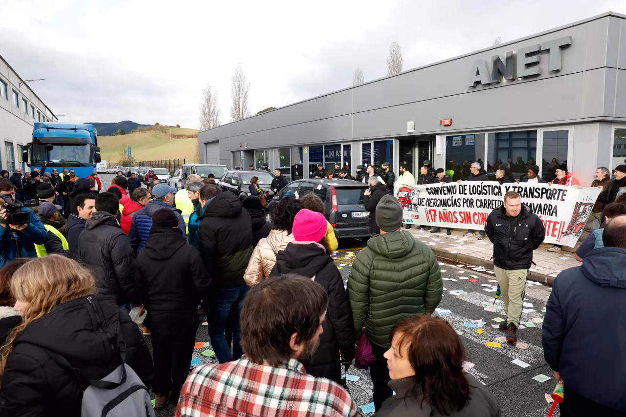 PAMPLONA, 24/11/2025.- Los cerca de 5.000 trabajadores y trabajadoras del sector de transporte de mercancías por carretera en Navarra están llamados desde esta pasada noche y durante la jornada de hoy a sumarse a una huelga convocada por los sindicatos para presionar el avance en las negociaciones de un convenio que llevar sin renovarse 17 años. UGT, CCOO, ELA y LAB han convocado una concentración en la ciudad del transporte de Imarcoain para exigir el "desbloqueo" de la negociación del convenio colectivo de transporte de mercancías por carretera y "unas condiciones dignas, justas y equilibradas para las personas trabajadoras del sector". Se ha registrado un pequeño altercado en la rotonda norte de la Ciudad del Transporte y la Guardia Civil ha identificado al menos a uno de los manifestantes que impedían el acceso de camiones a la autopista. EFE/ Jesús Diges
