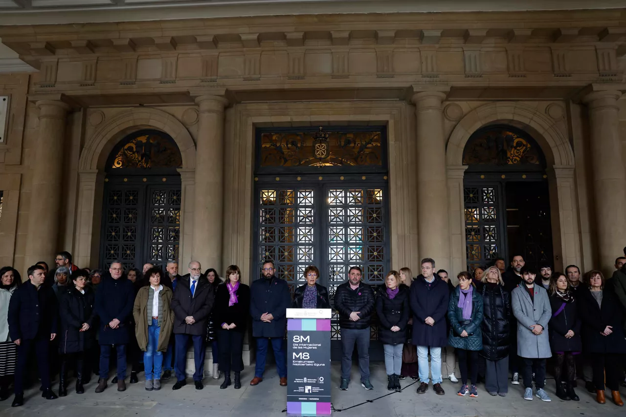 GRAFCAV733. PAMPLONA, 08/03/2026.-El Gobierno de Navarra, encabezado por la presidenta del Ejecutivo María Chivite se concentra con motivo del 8 de marzo, Día Internacional de las Mujeres. EFE/ Jesús Diges
