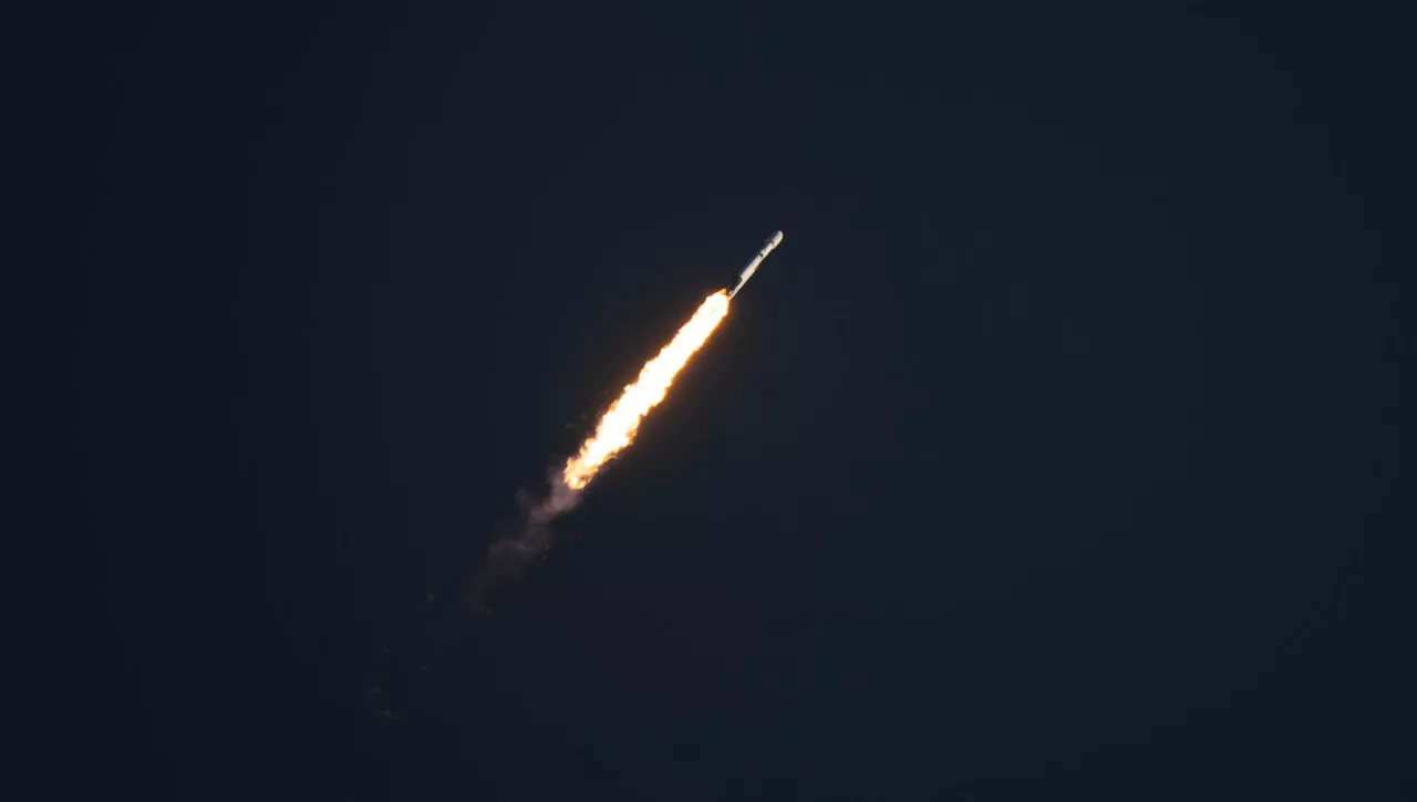 Kennedy Space Center (United States), 30/08/2026.- A handout picture made available by the National Aeronautics and Space Administration (NASA) shows a SpaceX Falcon Heavy rocket launching with NASA's Nancy Grace Roman Space Telescope (NGRST) onboard from Launch Complex 39A at the Kennedy Space Center (KSC), Florida, USA, 30 August 2026. Roman will investigate dark energy and dark matter, conduct a statistical census of planetary systems, and enable a broad range of additional astrophysics research. EFE/EPA/NASA/JOEL KOWSKY HANDOUT -- MANDATORY CREDIT: NASA/JOEL KOWSKY -- HANDOUT EDITORIAL USE ONLY/NO SALES
