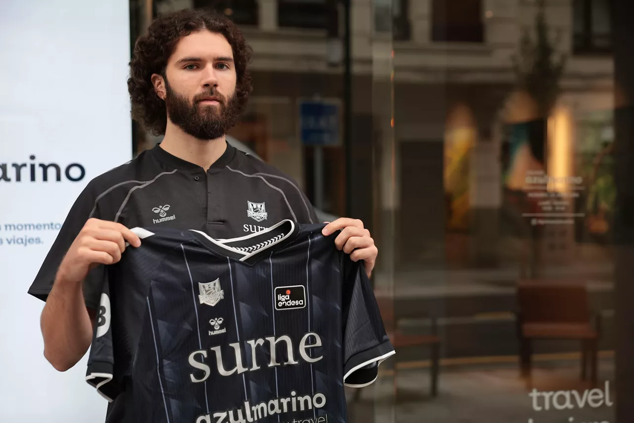 GRAFCAV8245. BILBAO, 09/09/2026.-El escolta canadiense Nate Darling aseguró en su presentación como nuevo jugador del Surne Bilbao que aunque fue fichado con el rol de anotador que desempeñaba la pasada temporada Justin Jaworski sus estilos de juego "son diferentes" y por ello no se ve "como un reemplazo" del estadounidense.EFE/Luis Tejido
