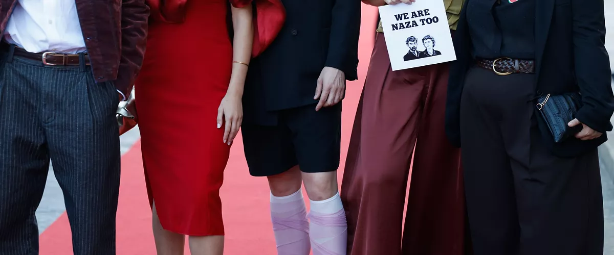 SAN SEBASTIÁN (ESPAÑA), 22/09/2026.- Actores que desfilan por la alfombra roja muestran su apoyo al documental NAZA, escrito y dirigido por Yuval Abraham y Rachel Szor, durante la celebración de la gala del Cine Vasco este martes en el 74 Festival Internacional de Cine de San Sebastián. EFE/Juan Herrero.

