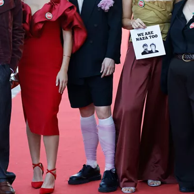 SAN SEBASTIÁN (ESPAÑA), 22/09/2026.- Actores que desfilan por la alfombra roja muestran su apoyo al documental NAZA, escrito y dirigido por Yuval Abraham y Rachel Szor, durante la celebración de la gala del Cine Vasco este martes en el 74 Festival Internacional de Cine de San Sebastián. EFE/Juan Herrero.
