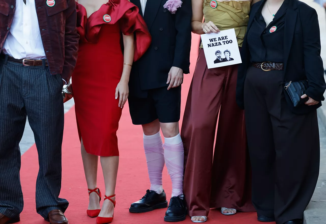SAN SEBASTIÁN (ESPAÑA), 22/09/2026.- Actores que desfilan por la alfombra roja muestran su apoyo al documental NAZA, escrito y dirigido por Yuval Abraham y Rachel Szor, durante la celebración de la gala del Cine Vasco este martes en el 74 Festival Internacional de Cine de San Sebastián. EFE/Juan Herrero.
