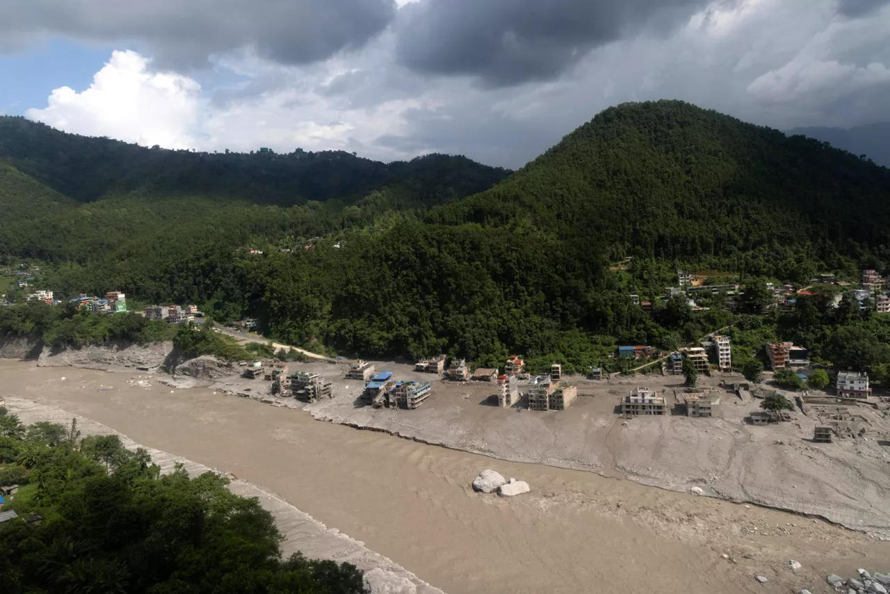 Nuwakot (Nepal), 28/08/2026.- An aerial view shows an area devastated by flash floods and mudslides in Delight village, Nuwakot district, Nepal, 28 August 2026. More than 460 people have died and hundreds remain missing across northern Nepal after a suspected glacial collapse and avalanche triggered flash floods and mudslides along the Bhotekoshi and Trishuli river valleys near the Nepal-Tibet border, causing widespread destruction to settlements and infrastructure, according to local authorities. (Inundaciones, Avalancha) EFE/EPA/NARENDRA SHRESTHA
