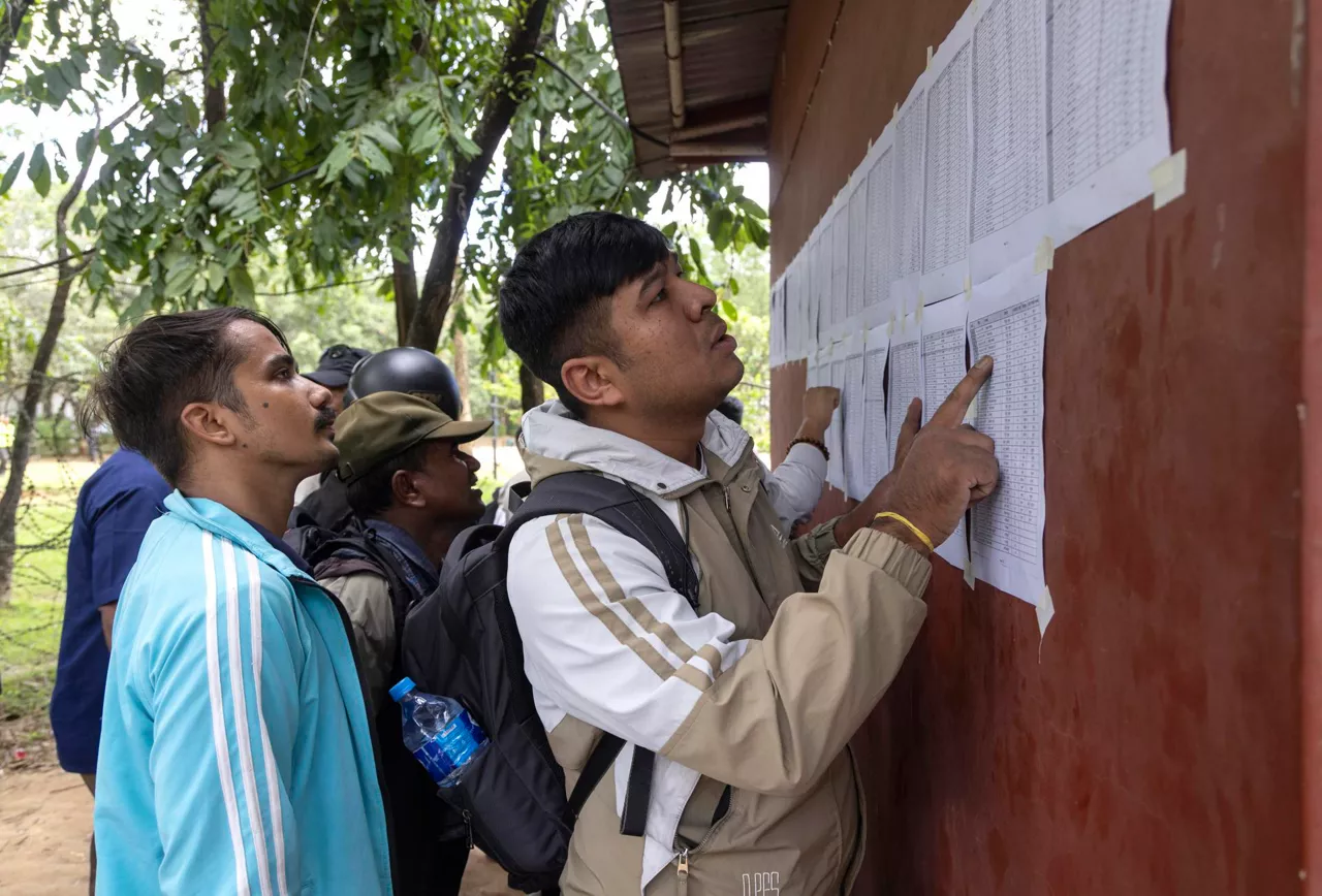 Nuwakot (Nepal), 28/08/2026.- People search the names of their relatives on lists of missing people outside the army operations center in the aftermath of flash floods, in Nuwakot district, Nepal, 28 August 2026. More than 460 people have died and hundreds remain missing across northern Nepal after a suspected glacial collapse and avalanche triggered flash floods and mudslides along the Bhotekoshi and Trishuli river valleys near the Nepal-Tibet border, causing widespread destruction to settlements and infrastructure, according to local authorities. (Inundaciones, Avalancha) EFE/EPA/NARENDRA SHRESTHA
