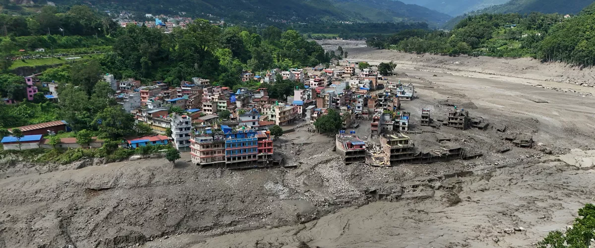 Trishuli Bazar (Nepal), 26/08/2026.- An aerial view of damaged homes in Trishuli Bazar following a flash flood, in Nuwakot district, Nepal, 26 August 2026. Several people were killed and multiple others were reported missing after a massive flash flood swept through Rasuwa and Nuwakot districts causing widespread destruction to settlements and infrastructure, according to local authorities. (Inundaciones) EFE/EPA/NARENDRA SHRESTHA
