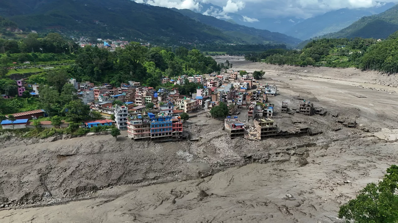 Trishuli Bazar (Nepal), 26/08/2026.- An aerial view of damaged homes in Trishuli Bazar following a flash flood, in Nuwakot district, Nepal, 26 August 2026. Several people were killed and multiple others were reported missing after a massive flash flood swept through Rasuwa and Nuwakot districts causing widespread destruction to settlements and infrastructure, according to local authorities. (Inundaciones) EFE/EPA/NARENDRA SHRESTHA
