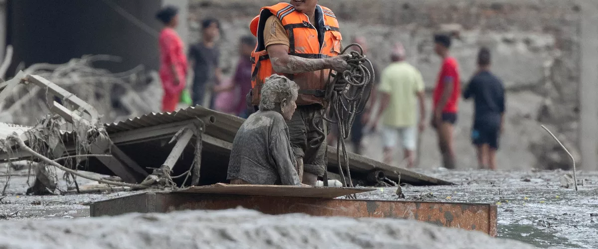 Trishuli Bazar (Nepal), 26/08/2026.- Rescuers transport an elderly woman rescued from a Devighat old age home following a flash flood in Trishuli Bazar, Nuwakot district, Nepal, 26 August 2026. Several people were killed and multiple others were reported missing after a massive flash flood swept through Rasuwa and Nuwakot districts causing widespread destruction to settlements and infrastructure, according to local authorities. (Inundaciones) EFE/EPA/NARENDRA SHRESTHA
