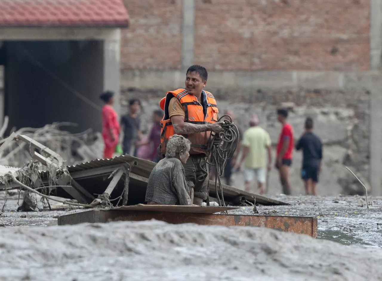 Trishuli Bazar (Nepal), 26/08/2026.- Rescuers transport an elderly woman rescued from a Devighat old age home following a flash flood in Trishuli Bazar, Nuwakot district, Nepal, 26 August 2026. Several people were killed and multiple others were reported missing after a massive flash flood swept through Rasuwa and Nuwakot districts causing widespread destruction to settlements and infrastructure, according to local authorities. (Inundaciones) EFE/EPA/NARENDRA SHRESTHA
