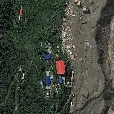 Timure (Nepal), 29/08/2026.- A handout satellite image made available by Vantor shows the current view buildings and roads in Timure in the aftermath of the flash flood along Nepal-Tibet border 28 August 2026. Over 500 people have died and hundreds remain missing across northern Nepal after a suspected glacial collapse and avalanche triggered flash floods and mudslides along the Bhotekoshi and Trishuli river valleys near the Nepal-Tibet border, causing widespread destruction to settlements and infrastructure, according to local authorities. (Inundaciones, Avalancha) EFE/EPA/SATELLITE IMAGE ©2026 VANTOR / HANDOUT -- MANDATORY CREDIT: SATELLITE IMAGE 2026 VANTOR -- THE WATERMARK MAY NOT BE REMOVED/CROPPED --HANDOUT EDITORIAL USE ONLY/NO SALES
