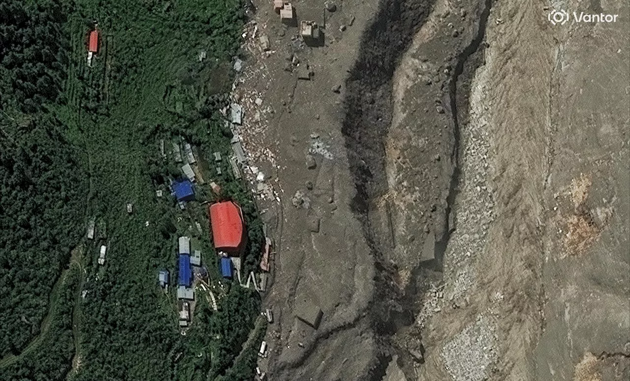 Timure (Nepal), 29/08/2026.- A handout satellite image made available by Vantor shows the current view buildings and roads in Timure in the aftermath of the flash flood along Nepal-Tibet border 28 August 2026. Over 500 people have died and hundreds remain missing across northern Nepal after a suspected glacial collapse and avalanche triggered flash floods and mudslides along the Bhotekoshi and Trishuli river valleys near the Nepal-Tibet border, causing widespread destruction to settlements and infrastructure, according to local authorities. (Inundaciones, Avalancha) EFE/EPA/SATELLITE IMAGE ©2026 VANTOR / HANDOUT -- MANDATORY CREDIT: SATELLITE IMAGE 2026 VANTOR -- THE WATERMARK MAY NOT BE REMOVED/CROPPED --HANDOUT EDITORIAL USE ONLY/NO SALES
