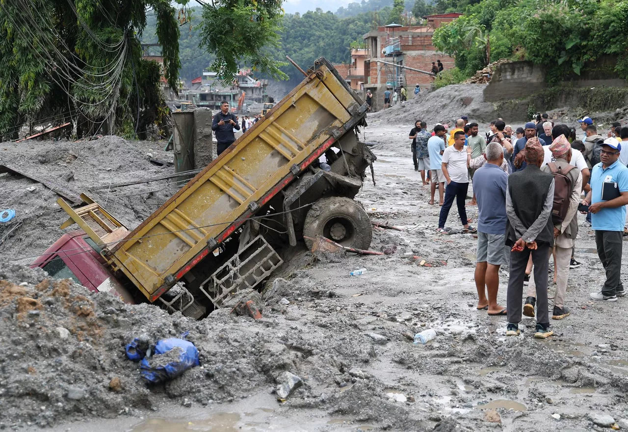 Bidur (Nepal), 29/08/2026.- A truck is seen stuck in the mud on a road near a restoration site in Bidur, Nepal, 29 August 2026, following flash floods earlier this week. More than 600 people were killed, and hundreds remain missing across northern Nepal after a glacial collapse and avalanche triggered flash floods and mudslides along the Bhotekoshi and Trishuli river valleys near the Nepal-Tibet border, causing widespread destruction to settlements and infrastructure, according to the National Disaster Risk Reduction and Management Authority (NDRRMA). (Inundaciones, Avalancha) EFE/EPA/YONHAP SOUTH KOREA OUT

