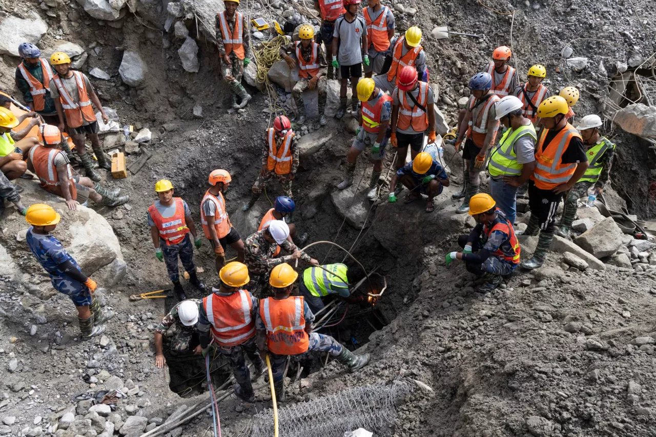 RASUWA (Nepal), 04/09/2026.- Nepalese army rescue workers search for survivors in a Trishuli- 3A hydropower project tunnel following flash floods in Rasuwa district, Nepal, 04 September 2026. Two people were rescued alive from a hydropower tunnel more than a week after an avalanche-triggered flash flood devastated river valleys along the Nepal-Tibet border, according to local authorities. (Inundaciones) EFE/EPA/NARENDRA SHRESTHA
