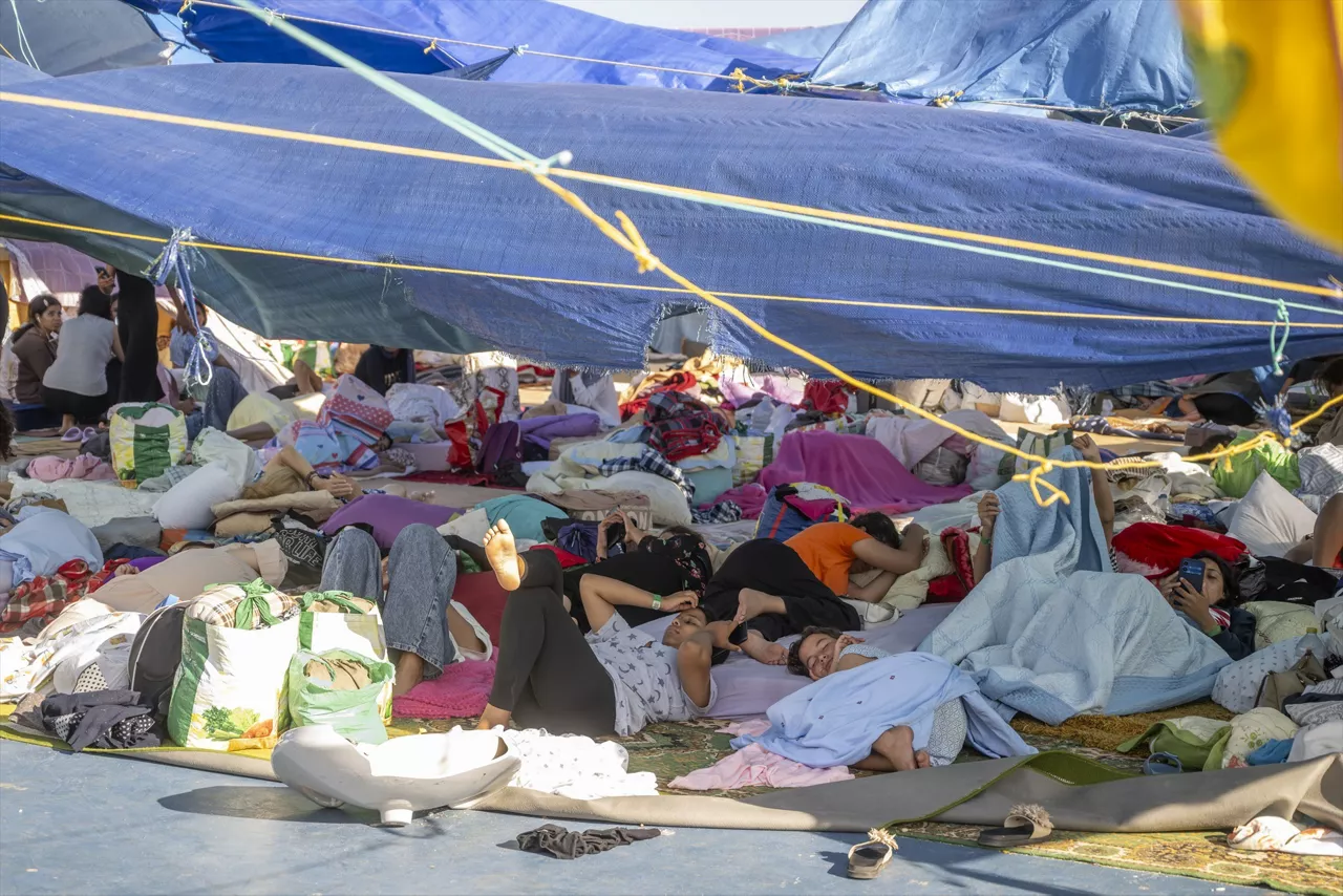 Varios inmigrantes acampados en la playa del Trampolín, a 20 de agosto de 2026, en Ceuta (España). El Ministerio de Defensa ha aprobado que más de un centenar de militares procedentes de Canarias se desplacen a Ceuta para reforzar las capacidades del Ejército de Tierra, como consecuencia de la crisis migratoria que atraviesa la ciudad autónoma desde el pasado 30 de julio.



Marcos Moreno / Europa Press

20/8/2026