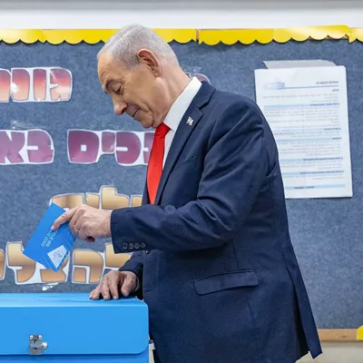 Jerusalem (-), 27/10/2026.- Israel's Prime Minister Benjamin Netanyahu (R) casts his ballot, next to his wife Sara, at a polling station in Jerusalem, 27 October 2026. Israelis are heading to the polls in the first nationwide elections since the Hamas-led 07 October 2023 attack. (Elecciones, Jerusalén) EFE/EPA/YONATAN SINDEL / POOL
