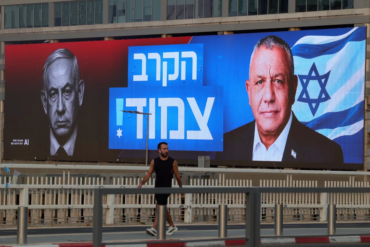 Tel Aviv (Israel), 24/10/2026.- A person walks past an election campaign billboard featuring Israeli Prime Minister Benjamin Netanyahu (L) and the leader of the Yashar party, Gadi Eisenkot (R), reading 'The battle is closed!' in Tel Aviv, Israel, 24 October 2026. Israel will hold its national legislative election to choose the 120 members of the 26th Knesset on 27 October 2026. (Elecciones) EFE/EPA/ABIR SULTAN
